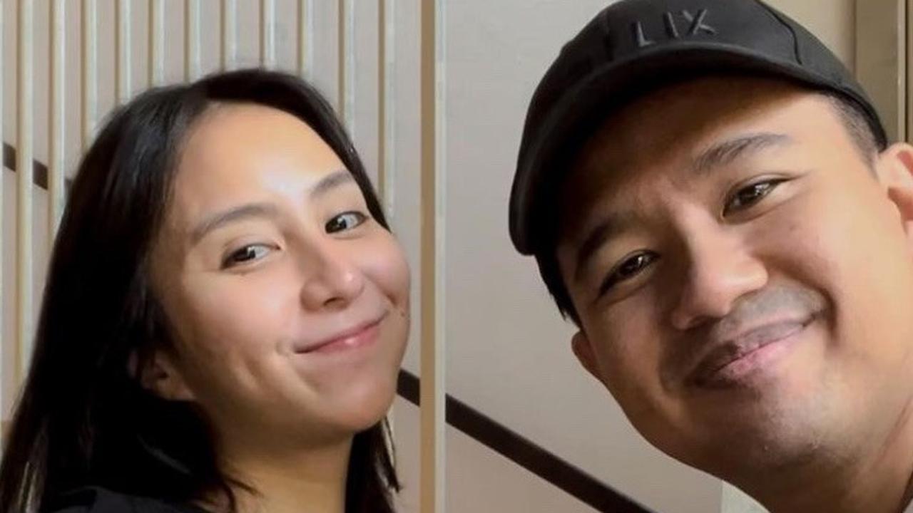 Umumkan Kehamilan Anak Pertama, Simak Perjalanan Cinta Joshua Suherman dan Clairine Clay