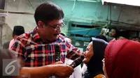 Cawagub Djarot Saiful Hidayat berdialog dengan warga di Kawasan Kapuk, Cengkareng, Jakarta Barat, Minggu (30/10). Djarot mendatangi warga Kapuk saat Deklarasi Simpul Almisbat Untuk Pemenangan Basuki-Djarot pada Pilkada DKI. (Liputan6.com/Gempur M. Surya)