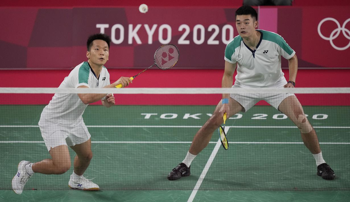 Pasangan Taiwan, Lee/Wang unggul di awal rubber game. Mereka bahkan mampu menampilkan pertahanan solid dan jaga keunggulan hingga interval rubber game dengan skor 11-7. (Foto: AP/Dita Alangkara)