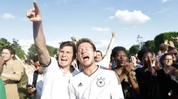 Pada laga itu para suporter Jerman bergembira karena tim asuhan Joachim Low itu mampu mempermalukan Slovakia 3-0. (Bola.com/Vitalis Yogi Trisna)