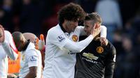 Marouane Fellaini dan David De Gea (AP Photo/Matt Dunham)
