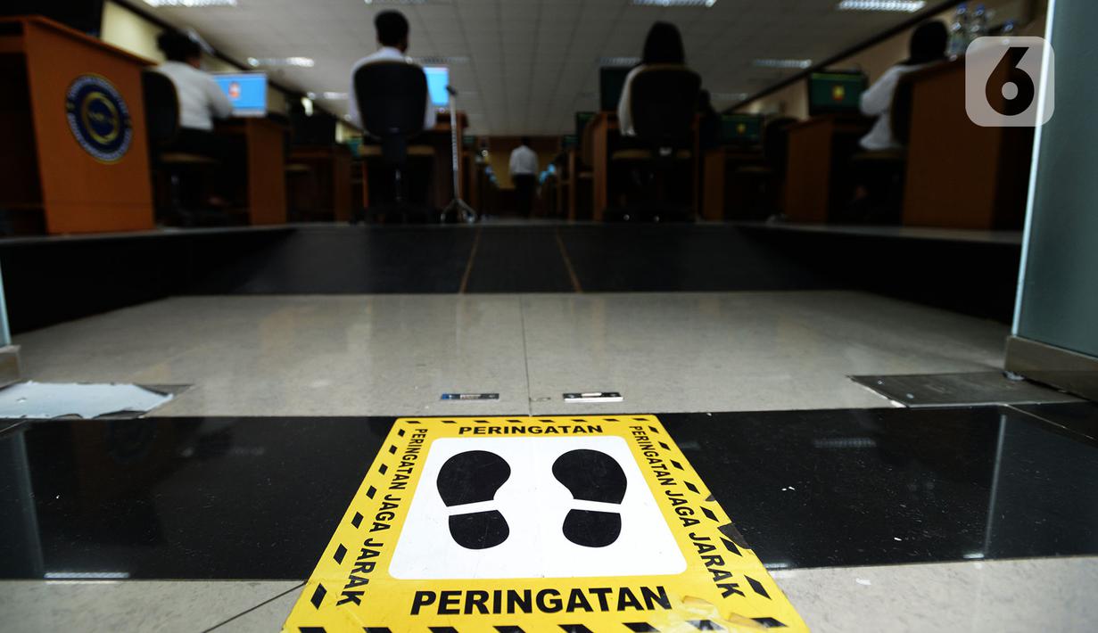 Suasana Seleksi Kompetensi Bidang (SKB) Computer Assisted Test (CAT) untuk Calon Pegawai Negeri Sipil (CPNS) Kemenkumham di Gedung Kepegawaian Negara, Jakarta, Rabu (2/9/2020). Pelaksanaan SKB CPNS yang diikuti 829 peserta tersebut menerapkan protokol kesehatan. (merdeka.com/Imam Buhori)