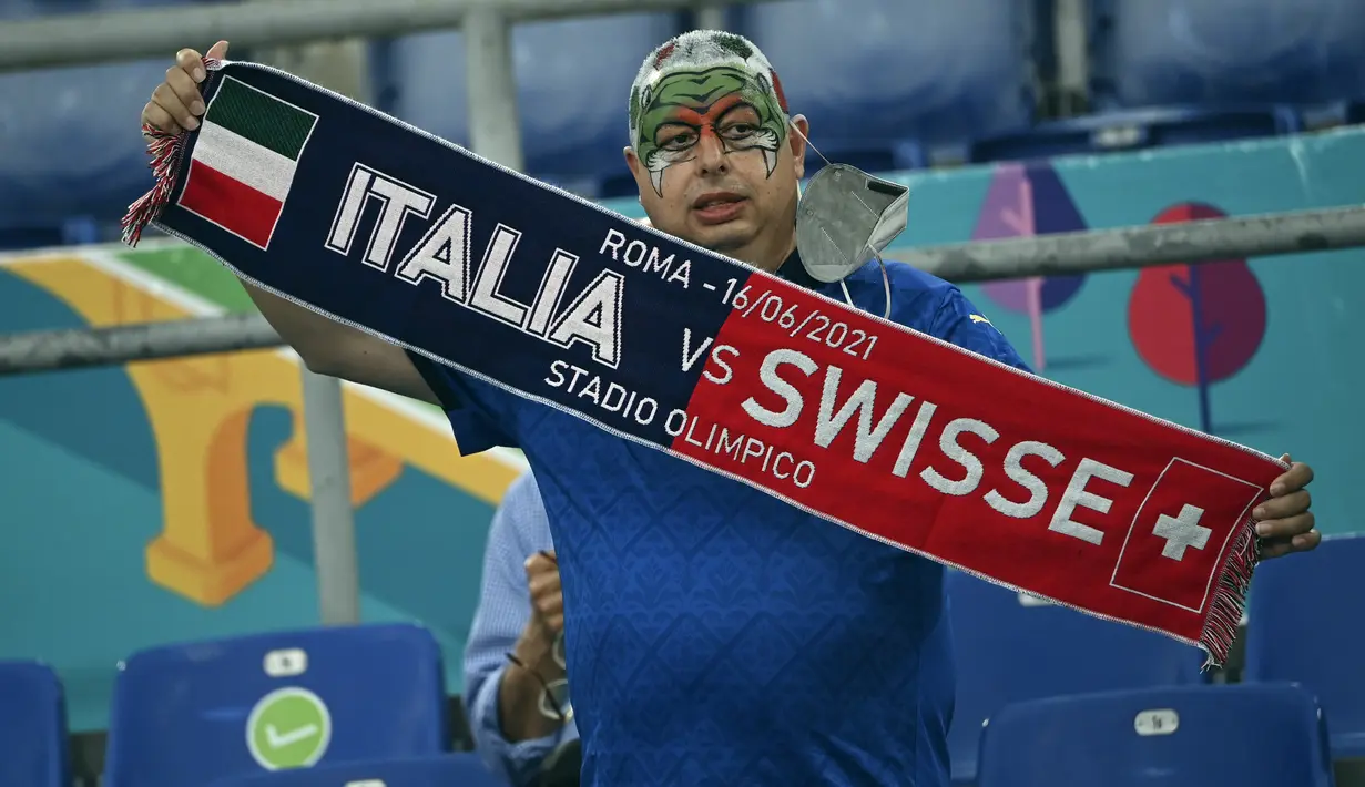 Suporter timnas Italia terlihat sebelum dimulainya laga Grup A Euro 2020 antara Italia dan Swiss di stadion Olimpiade di Roma, Rabu (16/6/2021). Dalam laga tersebut, Timnas Italia menghajar Swiss dengan skor 3-0. (Andreas Solaro/Pool Photo via AP)