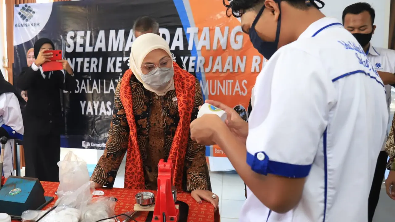 Menaker Ida saat meninjau BLK Komunitas Darussalam Blokagung dan BLK Komunitas Bustanul Falah di Banyuwangi, Jawa Timur, Jumat (2/4/2021).