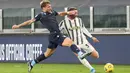 Penyerang Lazio, Ciro Immobile berusaha merebut bola dari gelandang Juventus, Federico Bernardeschi pada pertandingan lanjutan Liga Serie A Italia di Stadion Allianz Turin, Italia, Minggu (7/3/2021). Berkat hasil ini, Juventus kini memiliki poin 52. (Tano Pecoraro / LaPresse via AP)
