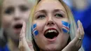 Fans cantik Islandia memberikan semangat dengan bernyanyi untuk timnya saat melawan Prancis pada babak perempat final Piala Eropa 2016 di Stade de France, Saint-Denis, Prancis, (3/7/2016). (AFP/MARTINartin Bureau)