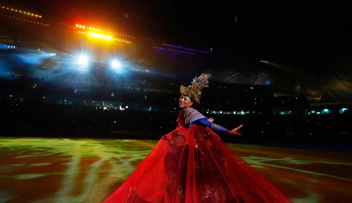 Penari tradisional memeriahkan pesta penutupan SEA Games 2015 di National Stadium, Singapura (16/6/2015). Indonesia menempati peringkat kelima dalam perolehan medali SEA Games 2015. (Singapore SEA Games Organising Committee / Action Images via Reuters)