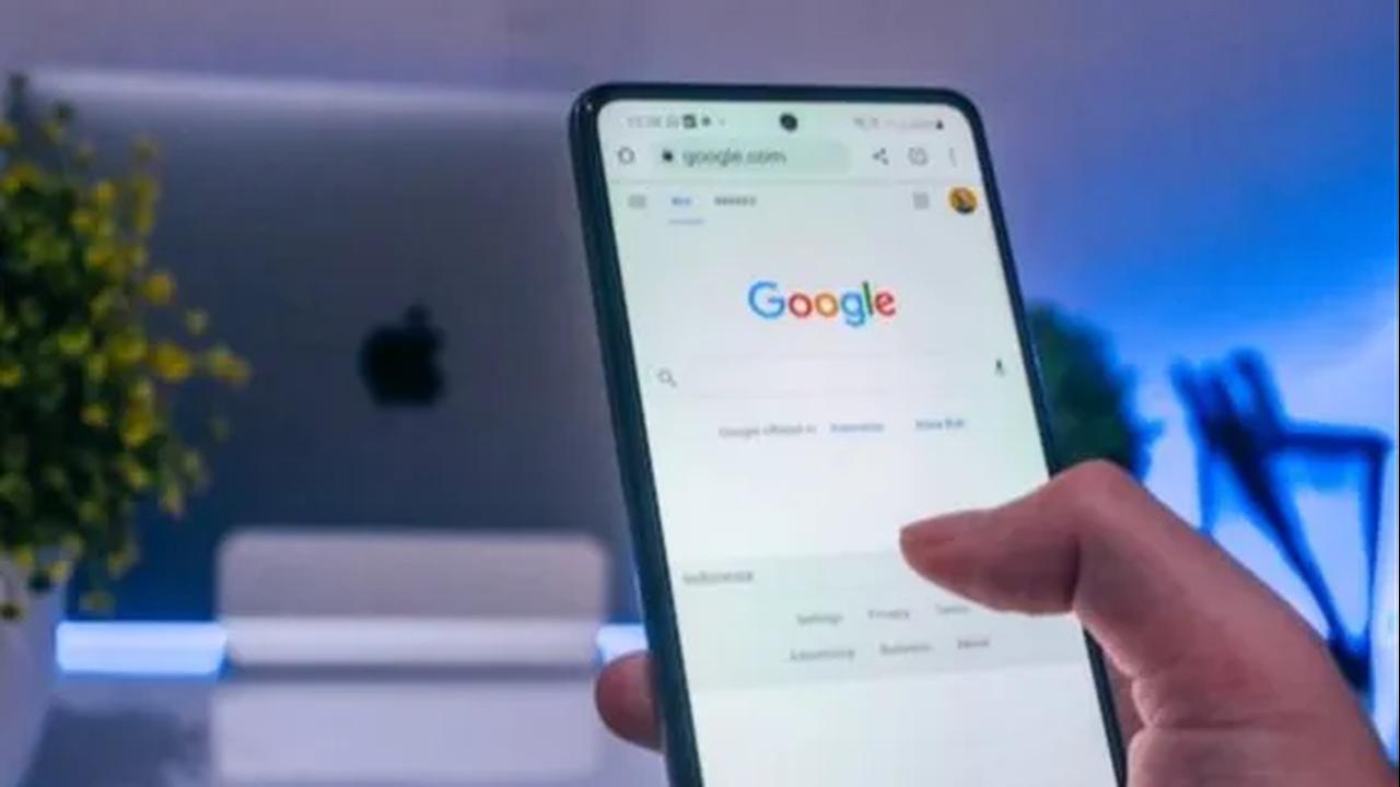 Kemudahan yang diberikan oleh Google ini tentunya akan memanjakan para pengguna dalam mengakses keadaan di sekitar lokasi tujuan.