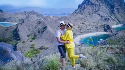 Tentunya, di liburan kali ini, Syahrini tidak sendirian. Ia ditemani oleh sang suami tercinta, yakni Reino Barack. Pasangan ini pun nampak bak pengantin baru yang sedang dimabuk asmara. (Liputan6.com/IG/princessyahrini)
