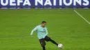 Striker Portugal, Cristiano Ronaldo, menendang bola saat sesi latihan jelang laga UEFA Nations League di Stadion Poljud, Senin (16/11/2020). Portugal akan berhadapan dengan Kroasia. (AFP/Denis Lovrovic)