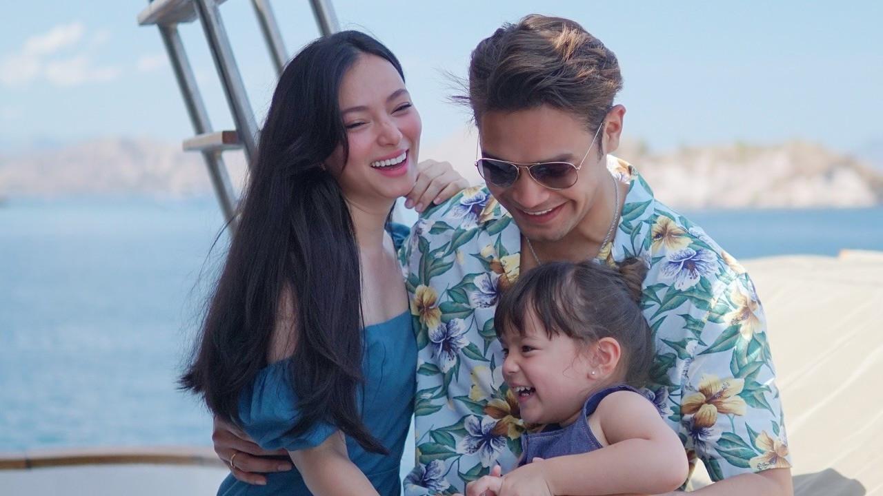Potret Keseruan Asmirandah dan Keluarga Liburan di Labuan Bajo, Penampilan Cantik Chloe Malah Bikin Salfok