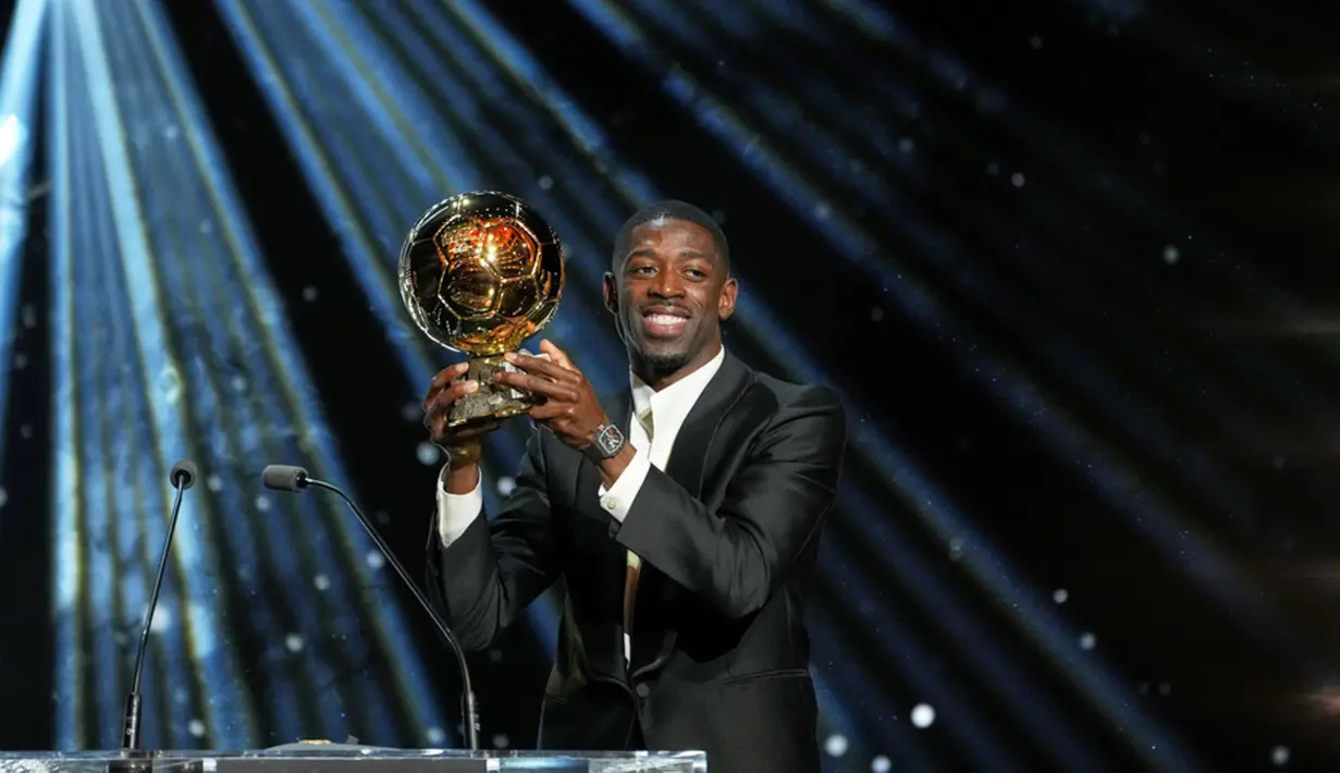 Pemain PSG, Ousmane Dembele, berpose setelah dinobatkan sebagai peraih Ballon d’Or 2025 di Theatre du Chatelet, Paris, Senin (22/9/2025) malam waktu setempat atau Selasa (23/9) dini hari WIB. (AP Photo/Thibault Camus)