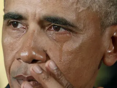 Presiden AS Barack Obama memaparkan langkah yang akan diambil pemerintahannya untuk mengurangi kekerasan senjata di Gedung Putih, Selasa (5/1). Obama menangis mengingat banyaknya anak-anak yang menjadi korban penembakan massal (REUTERS/ Kevin Lamarque)