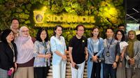 Direktur Sido Muncul Dr. (H.C.) Irwan Hidayat bersama Gubernur Maluku Utara Sherly Tjoanda Laos di kantor Sido Muncul, Jakarta, Rabu (1/10/2025).