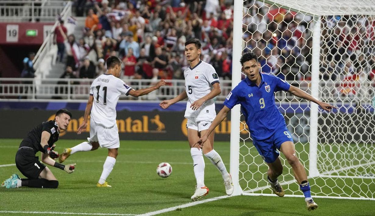 Pemain Thailand, Supachai Chaided, melakukan selebrasi setelah mencetak gol ke gawang Kirgizstan pada laga Piala Asia di Abdullah bin Khalifa Stadium, Doha, Selasa (16/1/2024). Kemenangan ini membuat mereka memuncaki klasemen Grup F dengan tiga poin, sementara Kirgistan berada di posisi terbawah. (AP Photo/Thanassis Stavrakis)