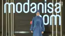 Model mengenakan busana desainer Modanisa dari Turkey dalam Jakarta Modest Fashion Week di Gandaria City, Jakarta, Kamis (26/7). Pagelaran ini juga diikuti 21 negara dari benua Australia, Eropa, Asia dan Afrika. (Liputan6.com/Faizal Fanani)