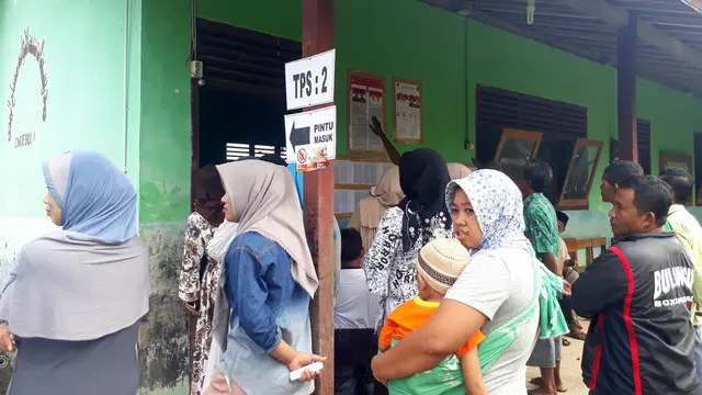 Suasana pencoblosan di Desa Cingebul Kecamatan Lumbir, Banyumas. (Liputan6.com/Muhamad Ridlo)