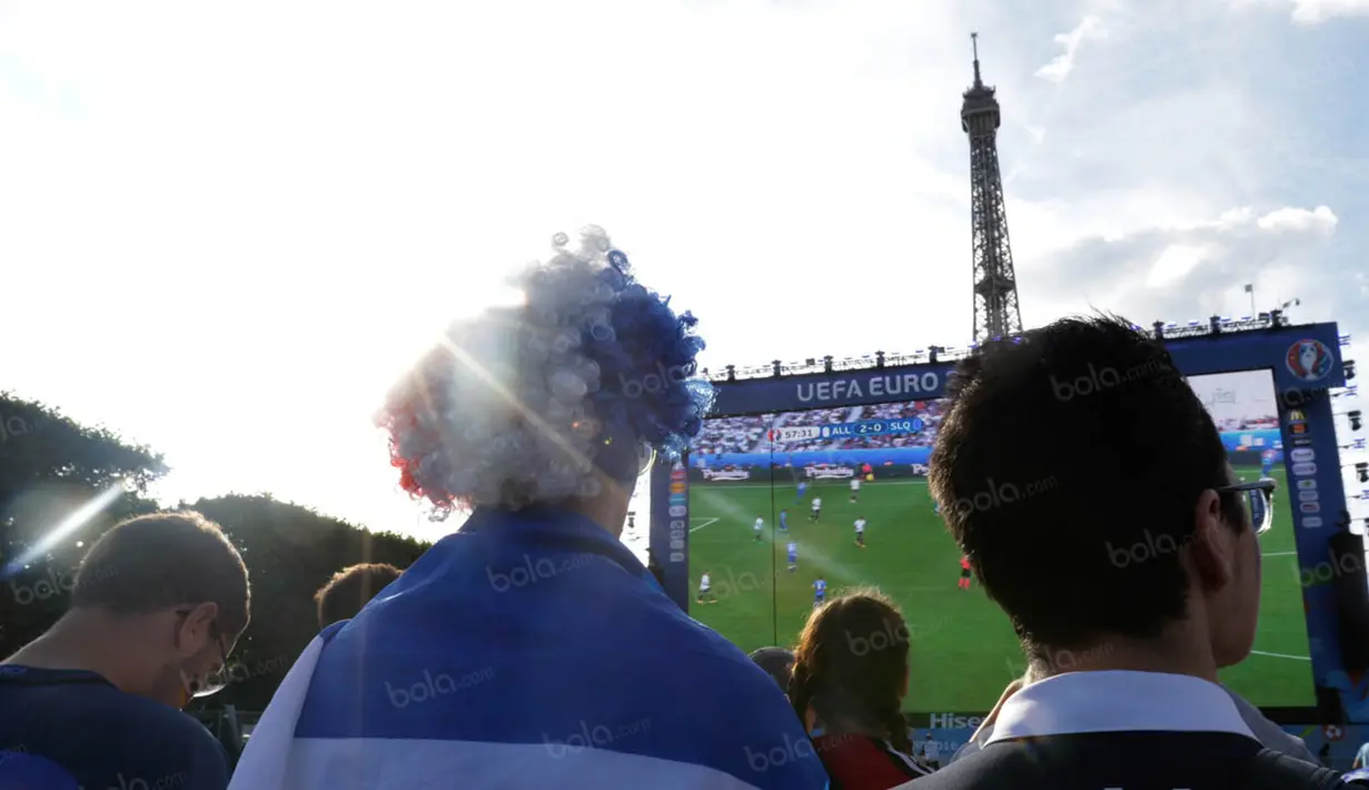 Para suporter Prancis menyaksikan laga Prancis melawan Irlandia dengan layar raksasa di balik Menara Eiffel. (Bola.com/Vitalis Yogi Trisna)