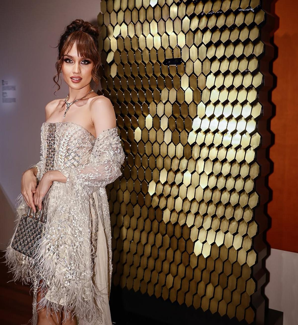 Potret Cinta Laura Hadir di Exhibition Bvlgari, Pamer Kedekatan dengan Liu Yifei hingga Anne Hathway