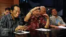 Oetojo Oesman (kedua kiri) didampingi tokoh Soksi lainnya memberi keterangan saat jumpa pers di Jakarta, Selasa (28/2). Munas tersebut mengabungkan tiga Soksi yang berbeda yaitu Soksi pimpinan Ade Komarudin (Akom). (Liputan6.com/JohanTallo)