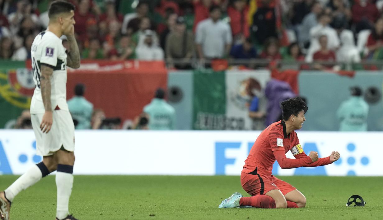 Korea Selatan pun akhirnya lolos ke babak 16 besar Piala Dunia 2022 secara dramatis usai mengalahkan  Portugal 2-1 di laga pamungkas penyisihan Grup H. (AP Photo/Hassan Ammar)