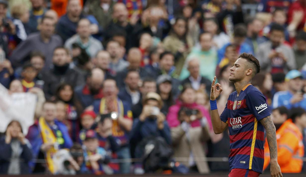 Pemain Barcelona, Neymar menyumbangkan satu gol untuk kemenangan timnya atas Espanyol pada lanjutan La Liga Spanyol pekan ke-37 di Stadion Camp Nou, (8/5/2016). (REUTERS/Albert Gea)
