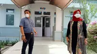 Direktur RS Anutapura Palu, drg Herry Mulyadi di depan Ruang Kakaktua yang dijadikan ruang isolasi tambahan menyusul peningkatan pasien Covid-19 di RS tersebut, Jumat (25/6/2021). (Foto: Heri Susanto/ Liputan6.com).