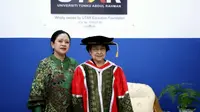 Puan Maharani, bersama ibundanya, Megawati Soekarnoputri yang saat baru saja meraih gelar doktor honoris causa yang ke-10 dari Universiti Tun Abdul Rahman (UTAR), Selangor, Malaysia, pada Senin (2/10/2023). (Ist)