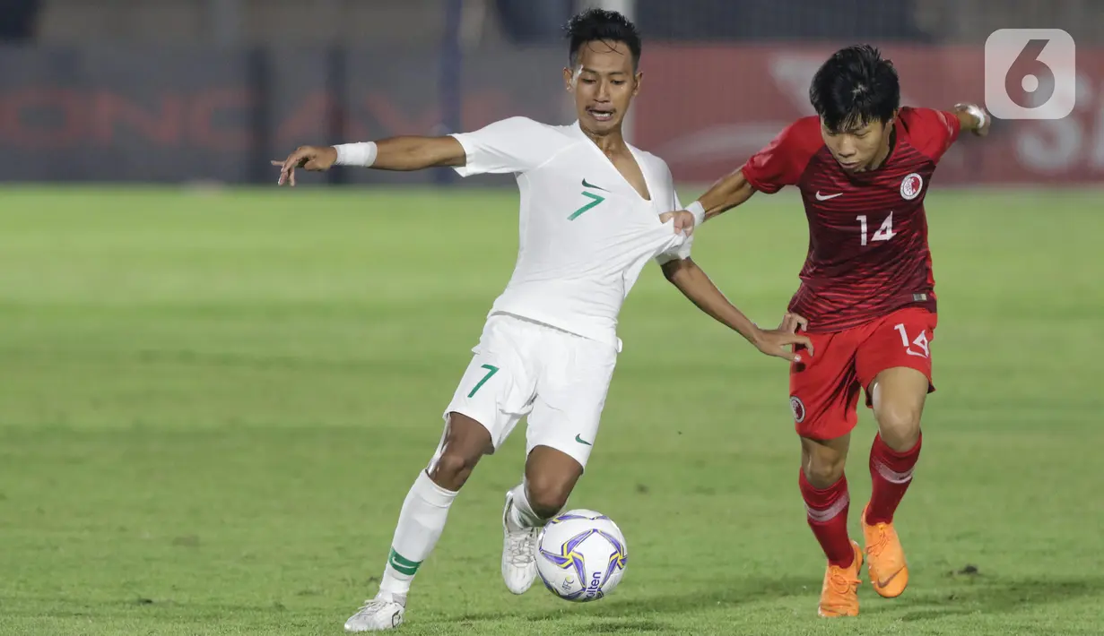 Gelandang tengah Timnas Indonesia U-19, Beckham Putra Nugraha (kiri) berebut bola dengan pemain Hong Kong, Cheng Chun Wang F saat laga kualifikasi Grup K Piala AFC U-19 2020 di Stadion Madya Gelora Bung Karno, Jakarta, Jumat (8/11/2019). Indonesia unggul 4-0. (Liputan6.com/Helmi Fithriansyah)