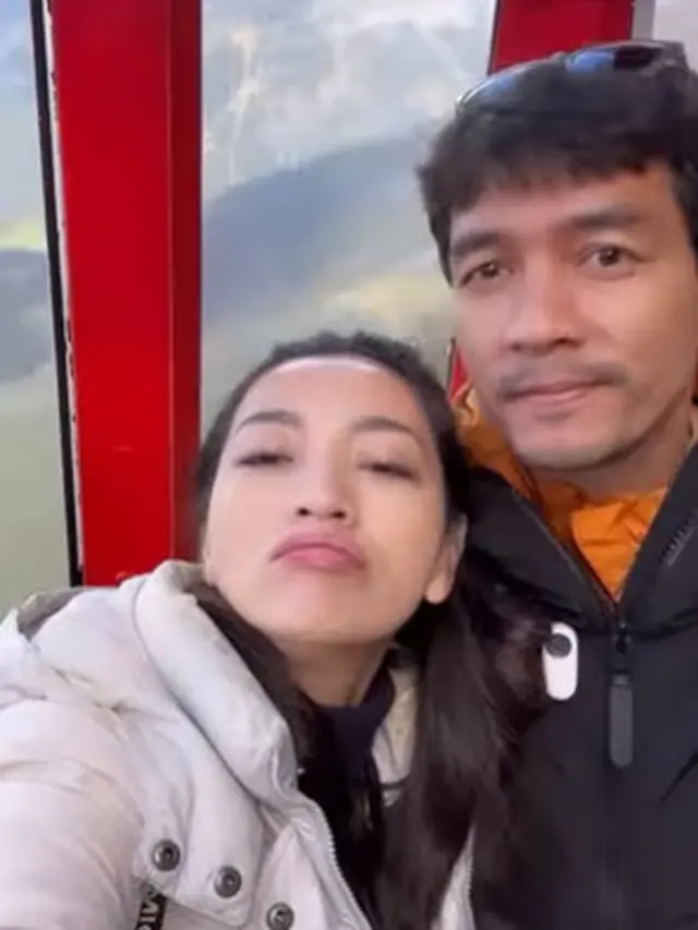 Gaya Kompak Hesti Purwadinata dan Edo Borne yang Fashionable Saat Honeymoon Keliling Eropa