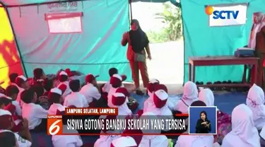 Memulai hari pertama sekolah, ratusan pelajar SD korban tsunami di Kecamatan Rajabasa, Lampung Selatan, harus belajar di tenda darurat.