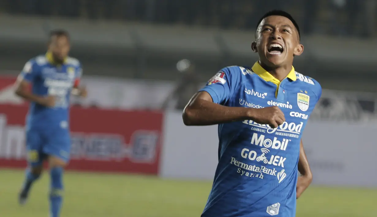 Gelandang Persib Bandung, Febri Hariyadi, melakukan selebrasi usai membobol gawang Persipura Jayapura pada laga Liga 1 2019 di Stadion Si Jalak Harupat, Bandung, Sabtu (18/5). Persib menang 3-0 atas Persipura. (Bola.com/M. Iqbal Ichsan)