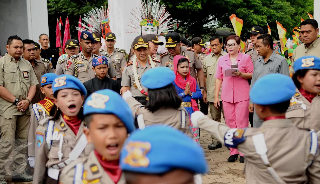 Kapolri Jenderal Tito Karnavian menyaksikan atraksi baris-berbaris polisi cilik ketika peringatan Hari Kesatuan Gerak Bhayangkari ke 64 di Rusun Marunda, Jakarta, Kamis (29/9). Acara peringatan diisi dengan bakti sosial. (Liputan6.com/Gempur M Surya)