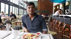 Pemain Sriwijaya FC, Ferdinand Sinaga menikmati Piza usai menjalani sidang Komisi Disiplin di Hotel Century, Senayan. Jakarta, Jumat (4/12/2015). (Bola.com/Nicklas Hanoatubun)