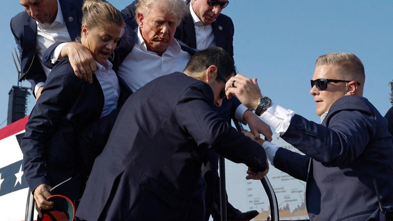 Mantan presiden Amerika Serikat yang juga kandidat presiden dari Partai Republik, Donald Trump ditembak saat melakukan kampanye Pilpres Amerika Serikat di Butler Farm Show, Butler, Pennsylvania, Amerika Serikat, pada Minggu (14/7/2024) pagi WIB. Pasukan S