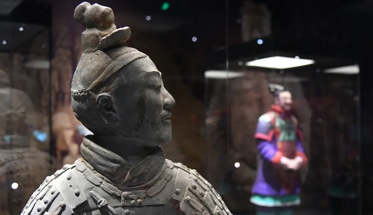 Patung prajurit terakota di Museum Shandong di Jinan, Provinsi Shandong, China timur (24/4/2020). Sebuah pameran yang menampilkan prajurit-prajurit terakota dan lebih dari 140 relik lainnya akan segera diselenggarakan di museum tersebut. (Xinhua/Zhu Zheng)