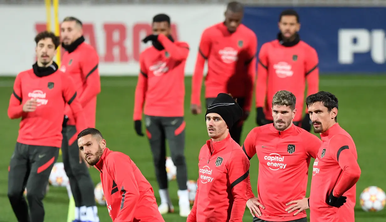 Para pemain Atletico Madrid mengambil bagian dalam sesi latihan di Madrid, menjelang matchday kelima Grup B Liga Champions melawan AC Milan, Selasa (23/11/2021). Atletico dan AC Milan berjuang meraih tiket ke babak 16 besar Liga Champions pada Kamis dini hari WIB. (OSCAR DEL POZO/AFP)