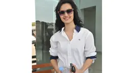 Kakak dari Lia Ananta itu tampak cantik mengenakan kemeja putih dengan riasan tipis. (Liputan6.com/Panji Diksana)