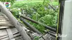 Sebuah truk tronton bermuatan minyak goreng terguling dan menutup setengah badan jalan di jalur nasional pantura, Desa Temaji, Kecamatan Jenu, Tuban.