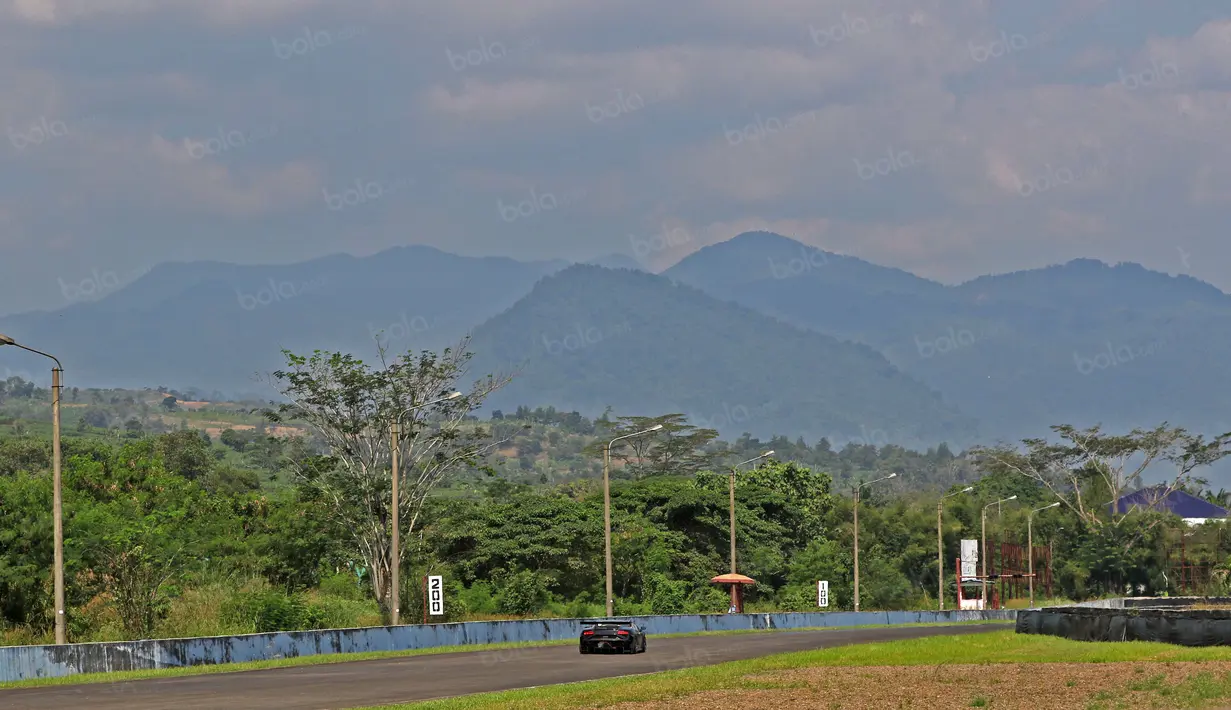 Pegunungan pada Sirkuit Sentul menjadi sebuah pemandangan yang indah saat Sean Gelael memacu Lamborghini pada ajang Taxi Ride, Selasa (2/8/2016). (Bola.com/Nicklas Hanoatubun)