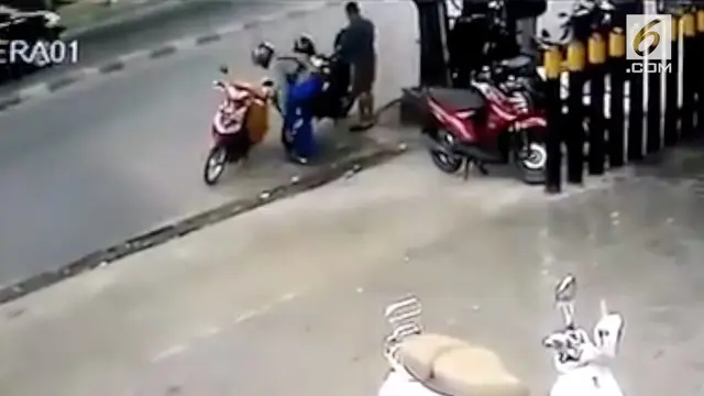 VIDEO: Rekaman CCTV Motor Ditabrak Saat Berteduh