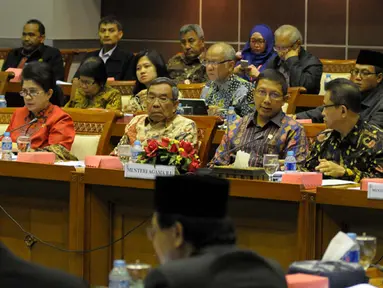 Menteri Agama Lukman Hakim Saifuddin, (ketiga kiri), Nila Djuwita F.Moeloek (kiri), Ignasius Jonan (kanan), mengikuti rapat kerja bersama Komisi VIII, Jakarta, Selasa (27/1/2015). (Liputan6.com/Andrian M Tunay)