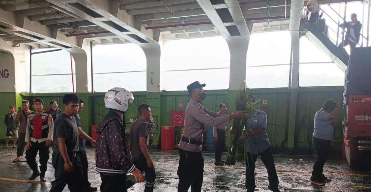 Truk Bermuatan Dedak dan Jagung Terguling di Kapal Ferry