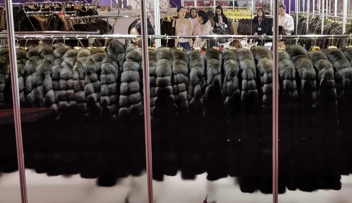 Pelanggan melihat-lihat pakaian yang terbuat dari bulu binatang di Hong Kong International Fur and Fashion Fair di Hong Kong, Sabtu (24/2). (VIVEK PRAKASH/AFP)
