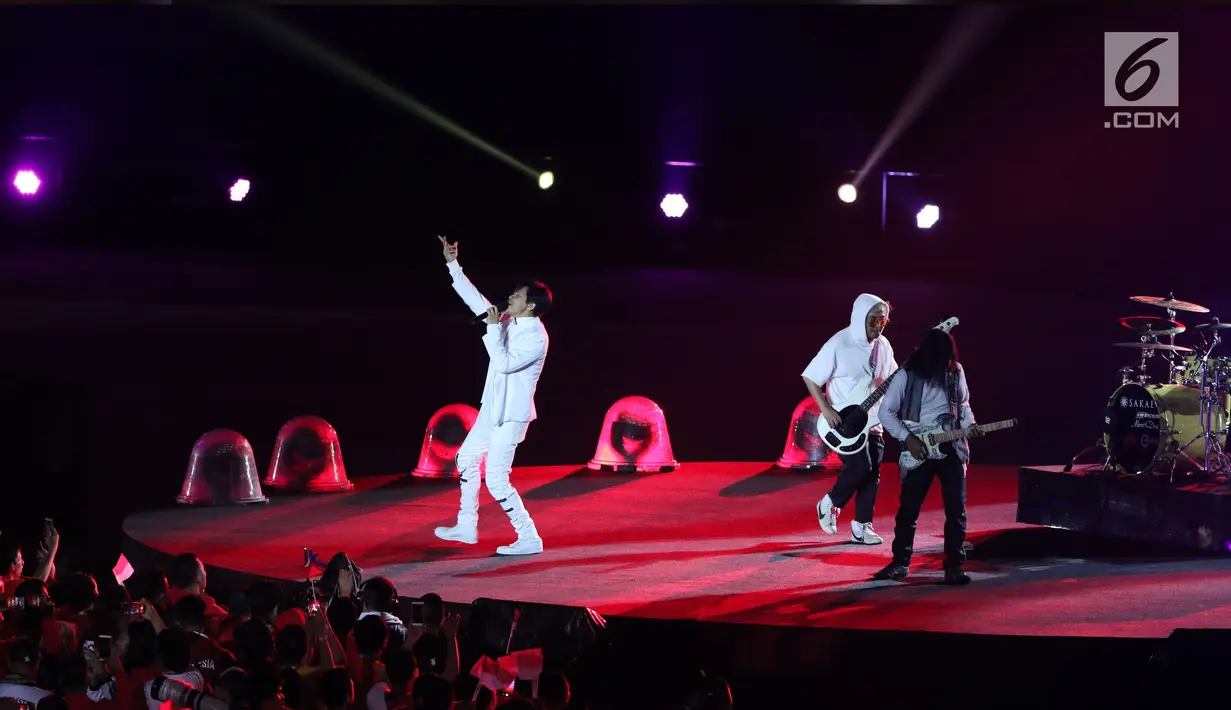 Grup Band GIGI tampil membawakan lagu saat malam penutupan Asian Games 2018 di Stadion GBK, Jakarta, Minggu (9/2). Aksi enerjik vokalis Armand Maulana mampu menghangatkan malam penutupan Asian Games 2018. (Liputan6.com/Helmi Fithriansyah)