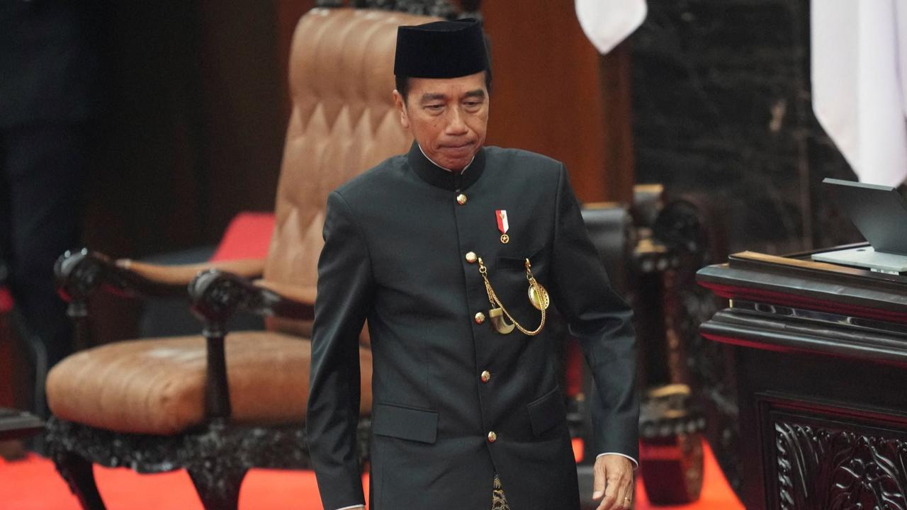 Jokowi Bagi-Bagi Baju Bergambar Dirinya saat Tiba di Depan Gerbang Stadion Harapan Bangsa Aceh