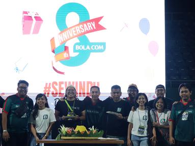 Awak media Bola.com berpose saat acara potong tumpeng yang menandai Sewindu Bola.com. disela-sela kegiatan nonton bareng final Liga Champions 2022/2023 antara Inter Milan vs Man City bersama Inter Club Indonesia (ICI) di Tennis Indoor Senayan, Jakarta, Minggu (11/6/2023) dini hari WIB. (Bola.com/M Iqbal Ichsan)