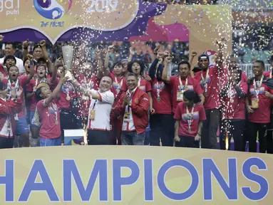 Ketua PSSI, Mochammad Iriawan, memberikan trofi juara kepada pemain Persib Bandung Putri di Stadion Pakansari, Bogor, Sabtu (28/12). Persib Putri juara Liga 1 Putri 2019.(Bola.com/Yoppy Renato)
