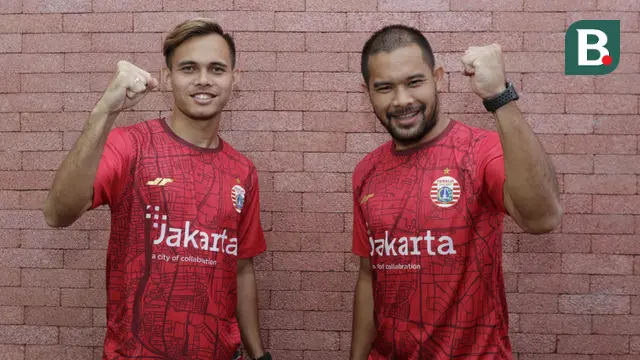 Dua PEMAIN Persija Jakarta, Andritanya Ardhiyasa dan Rezaldi Hehanussa, bergaya pada BOLA Esports Challenge di Kantor KLY, Jakarta, Jumat (26/6/2020).