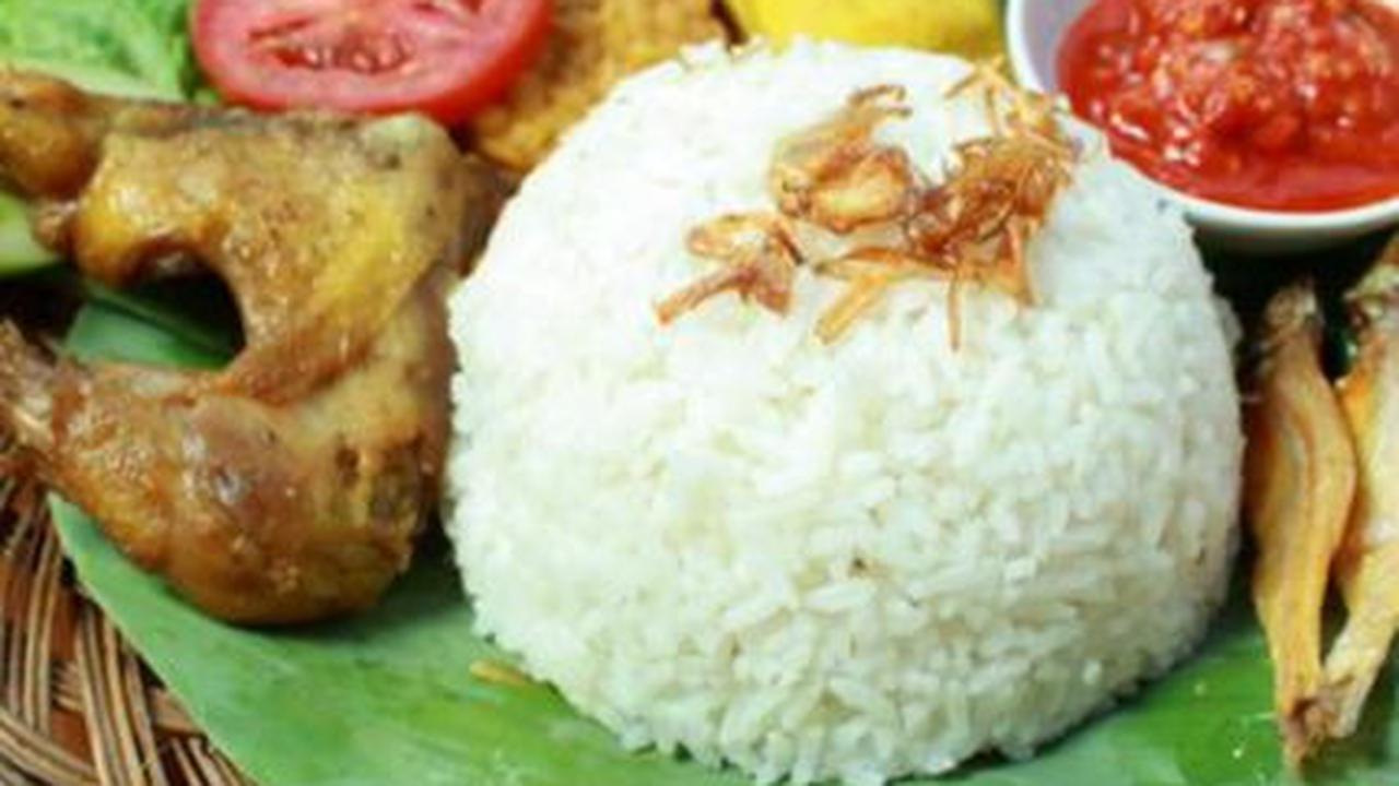 Awal Sigit berjualan nasi uduk, respon masyarakat sangat positif. Sebab, nasi uduk yang dijual Sigit dikemas dengan menarik. Berbeda dengan nasi uduk bungkusan biasa.
